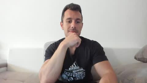 Snapshot of roberto4ever chatting on 4, 6, 2026 roberto4ever online show from 4, 6, 2026