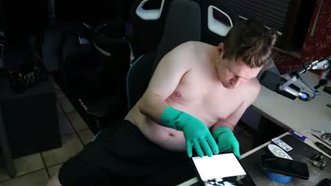 rubberglovebird online show from 30, 6, 2026
