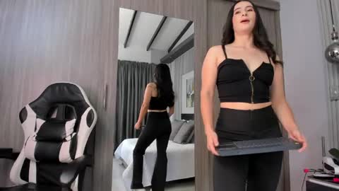 Snapshot of saragomez_1 chatting on 22, 5, 2026 Sara Gomez online show from 22, 5, 2026