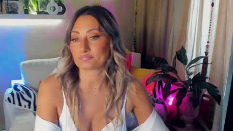 Divine Sarah NONUDE model online show from 4, 6, 2026