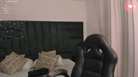 Snapshot of sarawagner_ chatting on 10, 5, 2026 online show from 10, 5, 2026