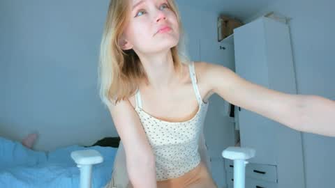 Snapshot of showmejenny chatting on 2, 4, 2026 jennywoody online show from 2, 4, 2026
