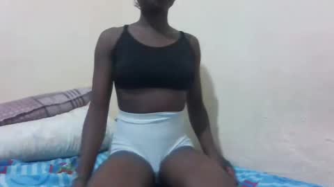 Snapshot of skinny_petite18 chatting on 19, 10, 2025 Munah online show from 19, 10, 2025