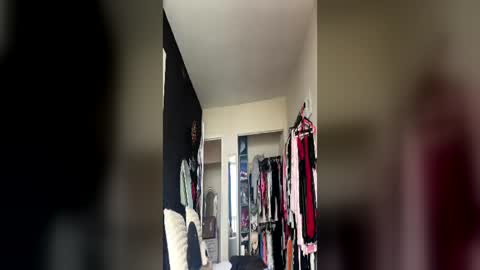 stage Kylie Sinner  brand CLITBAIT online show from 18, 6, 2026