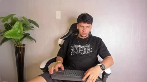 Snapshot of valetino_stonee chatting on 28, 5, 2026 Valentino online show from 28, 5, 2026