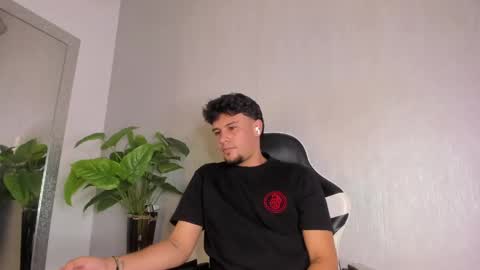 Snapshot of valetino_stonee chatting on 29, 5, 2026 Valentino online show from 29, 5, 2026