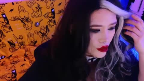 Laura  online show from 9, 6, 2026