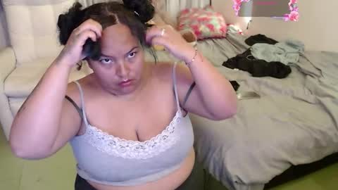 Snapshot of yvonn_jlove chatting on 3, 12, 2025 yvonn online show from 3, 12, 2025