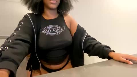 Snapshot of zoemovesme chatting on 29, 5, 2026 Zoe online show from 29, 5, 2026