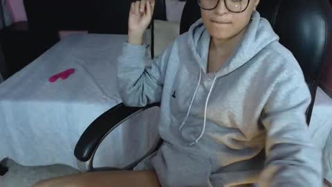 Snapshot of zuki_watson chatting on 6, 3, 2025 Suki online show from 6, 3, 2025