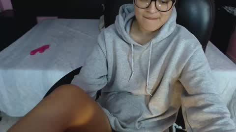 Snapshot of zuki_watson chatting on 6, 3, 2025 Suki online show from 6, 3, 2025