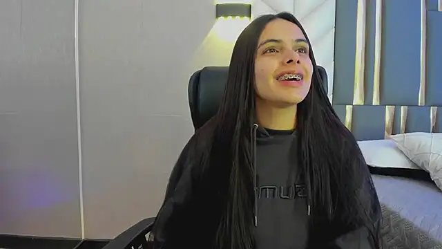 ChloeHarper  online show from 13, 6, 2026