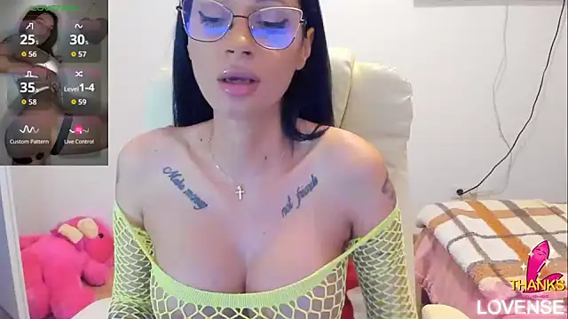 kissnicol32 online show from 15, 6, 2026