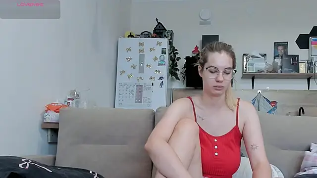 Girl alone home online show from 18, 6, 2026