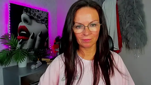 HelenLuxx online show from 17, 6, 2026
