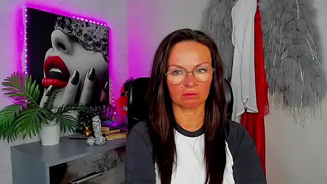 HelenLuxx online show from 24, 6, 2026
