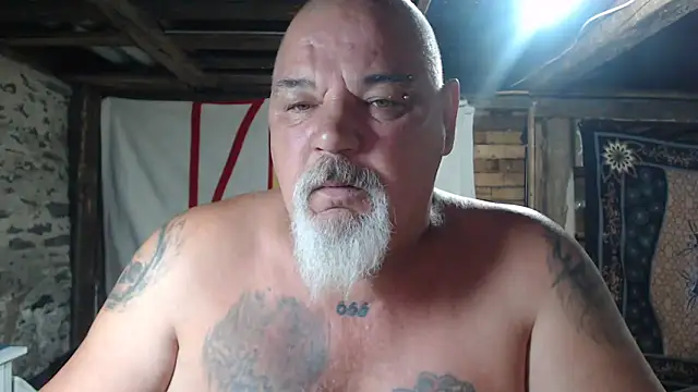 Newfiesausage1972 online show from 15, 6, 2026