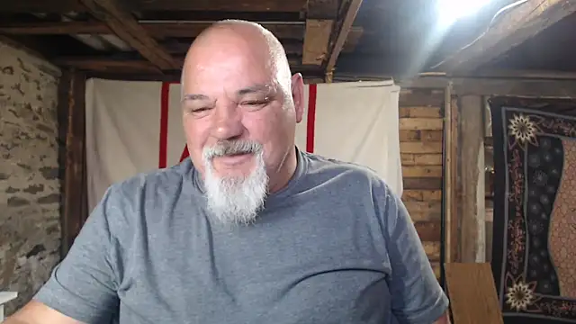 Newfiesausage1972 online show from 16, 6, 2026