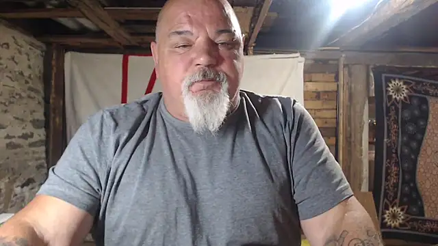 Newfiesausage1972 online show from 17, 6, 2026