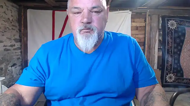Newfiesausage1972 online show from 19, 6, 2026