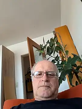 Milkasahne64 online show from 4, 6, 2026
