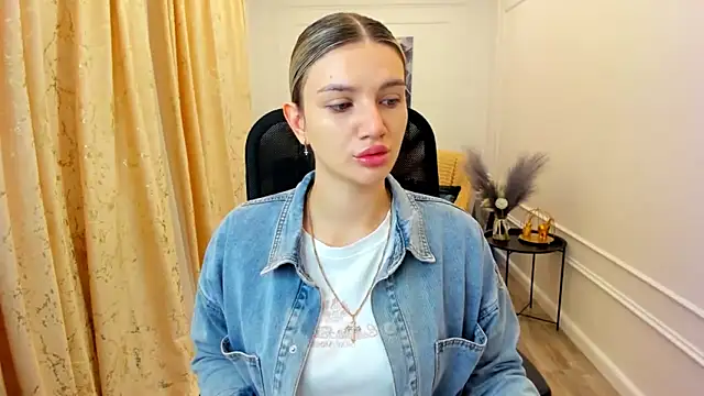 SelenaeMoore online show from 17, 6, 2026