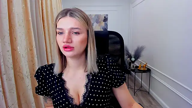 SelenaeMoore online show from 18, 6, 2026