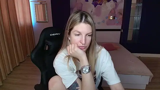EmilyWalkeri online show from 12, 6, 2026