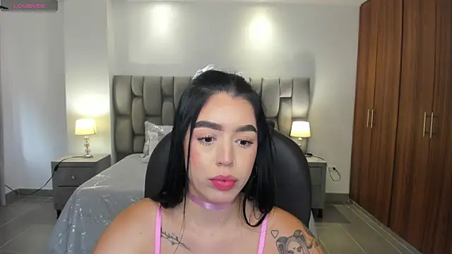 Snapshot of zoee_jackson chatting on 4, 6, 2026 zoee jackson online show from 4, 6, 2026