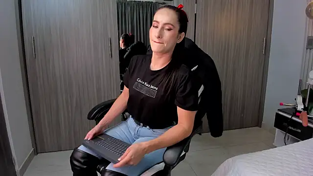 SaraGomez1 online show from 10, 6, 2026
