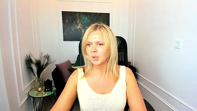 AgathaKlouin online show from 7, 6, 2026