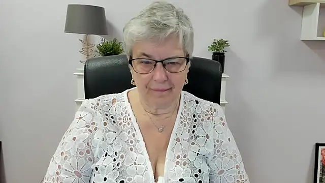 Snapshot of IrisDream chatting on 12, 6, 2026 IrisDream online show from 12, 6, 2026