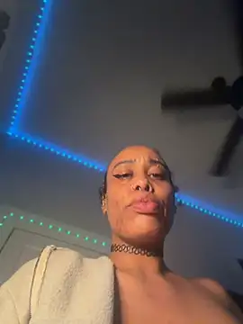 loveluna8 online show from 4, 6, 2026