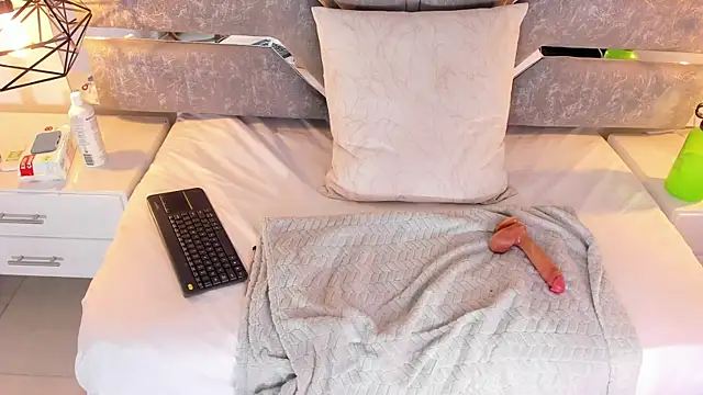 Slut Milf  online show from 17, 6, 2026