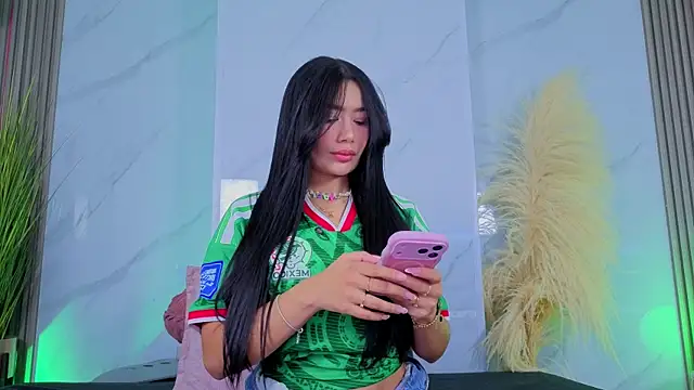Chlooee   online show from 25, 6, 2026