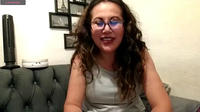 MirandaLatinaLovely online show from 10, 6, 2026
