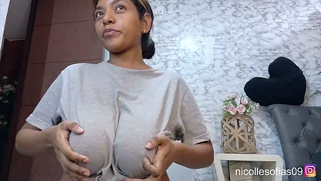 nicollesofia2 online show from 9, 6, 2026