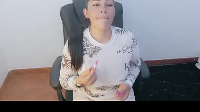 luna lgomez  online show from 25, 6, 2026