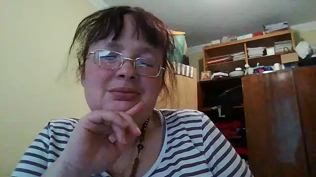 Snapshot of Queen-Elizabeth-25 chatting on 4, 3, 2025 Queen-Elizabeth-25 online show from 4, 3, 2025