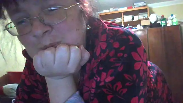 Snapshot of Queen-Elizabeth-25 chatting on 5, 3, 2025 Queen-Elizabeth-25 online show from 5, 3, 2025