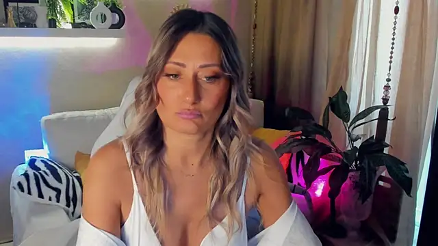 SarahAlluring online show from 4, 6, 2026