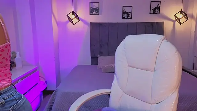Pretty Johnson  online show from 14, 6, 2026