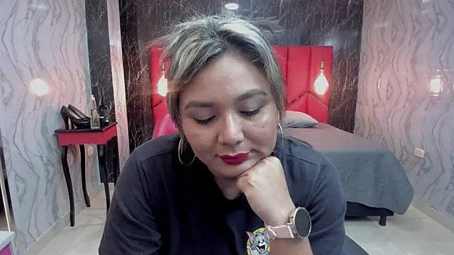 LatinaHoleQueen online show from 19, 6, 2026