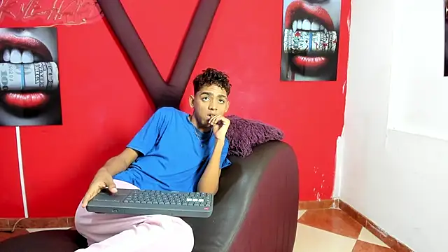 Snapshot of TWINKS_FRIENDS chatting on 21, 6, 2026 TWINKS FRIENDS online show from 21, 6, 2026