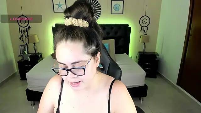 LolaVillalobos online show from 22, 6, 2026