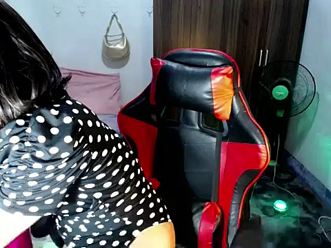 Urassiansweetcummer online show from 17, 6, 2026