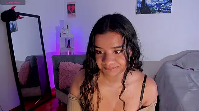 Snapshot of Shophie_thoopson chatting on 11, 5, 2026 Shophie thoopson online show from 11, 5, 2026