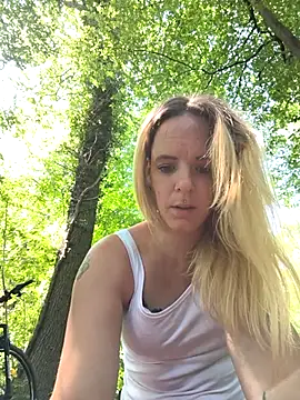 Snapshot of SexyMilf_37 chatting on 29, 5, 2026 SexyMilf 37 online show from 29, 5, 2026