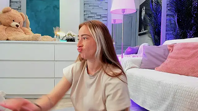 Reina Cummings online show from 15, 6, 2026