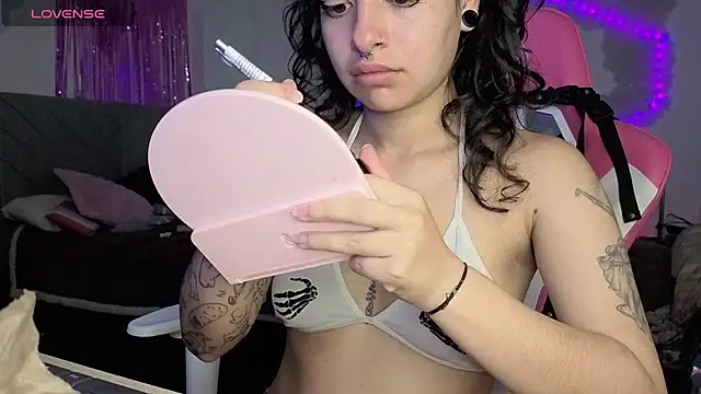 larah uwu online show from 8, 6, 2026
